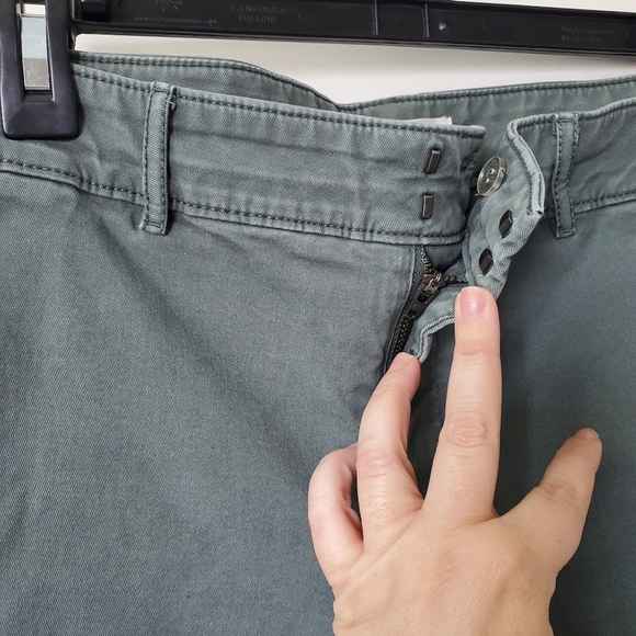 Green Khaki style pants - Picture 2 of 5